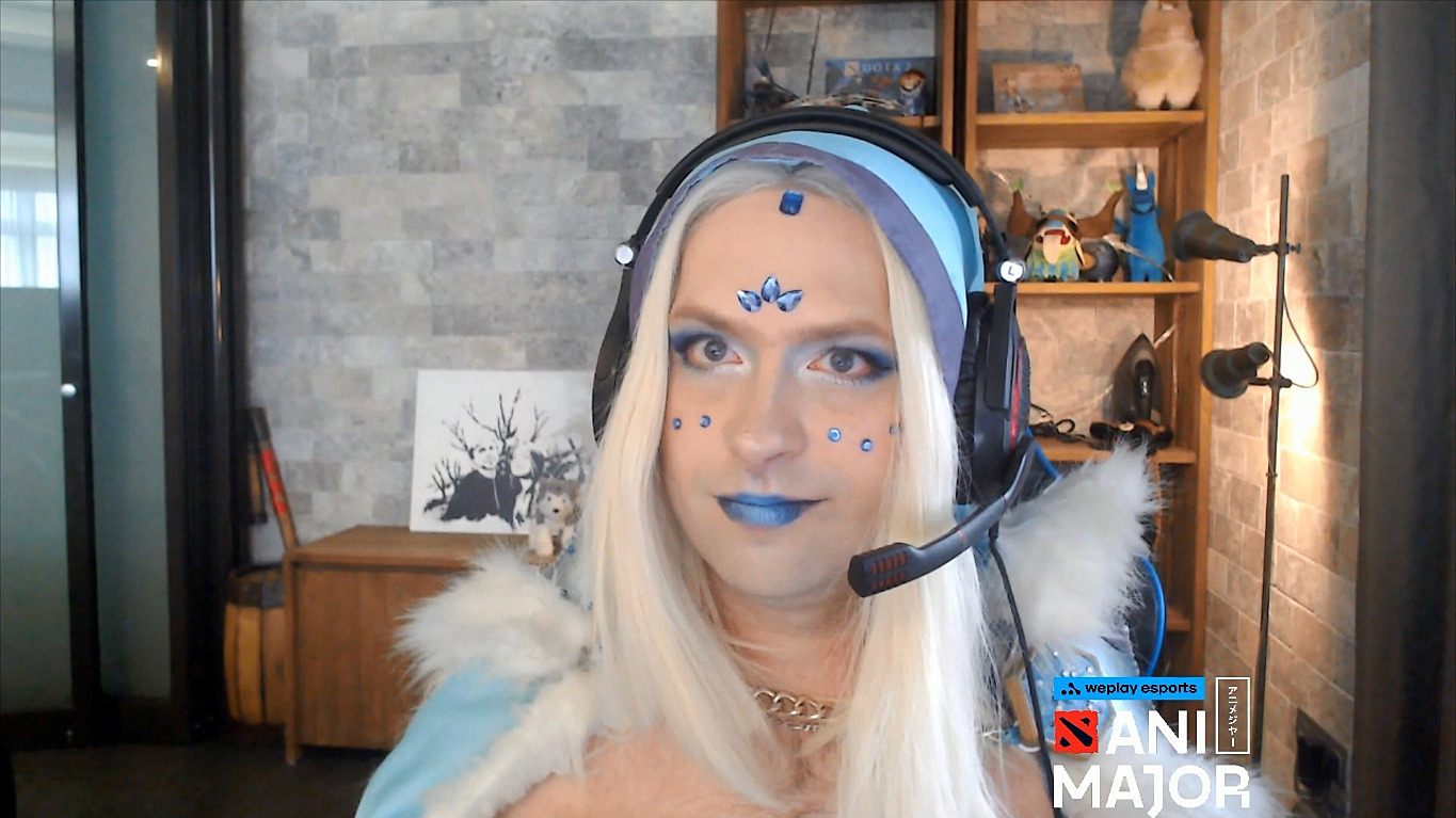 Стримеры водолеи. NS Кристал мейден. Crystal Maiden Dota 2 Cosplay. Кристал мейден дота 2 косплей.