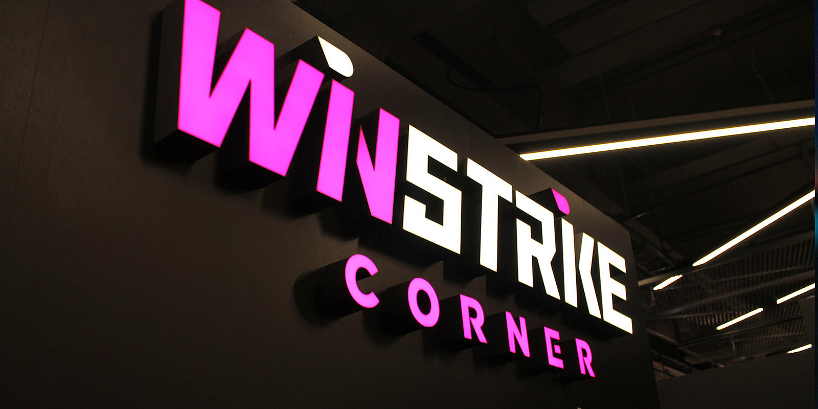 Киберспортивный клуб вывеска. Winstrike реклама. Winstrike Corner мега Дыбенко. Компьютерный клуб Winstrike Оренбург.