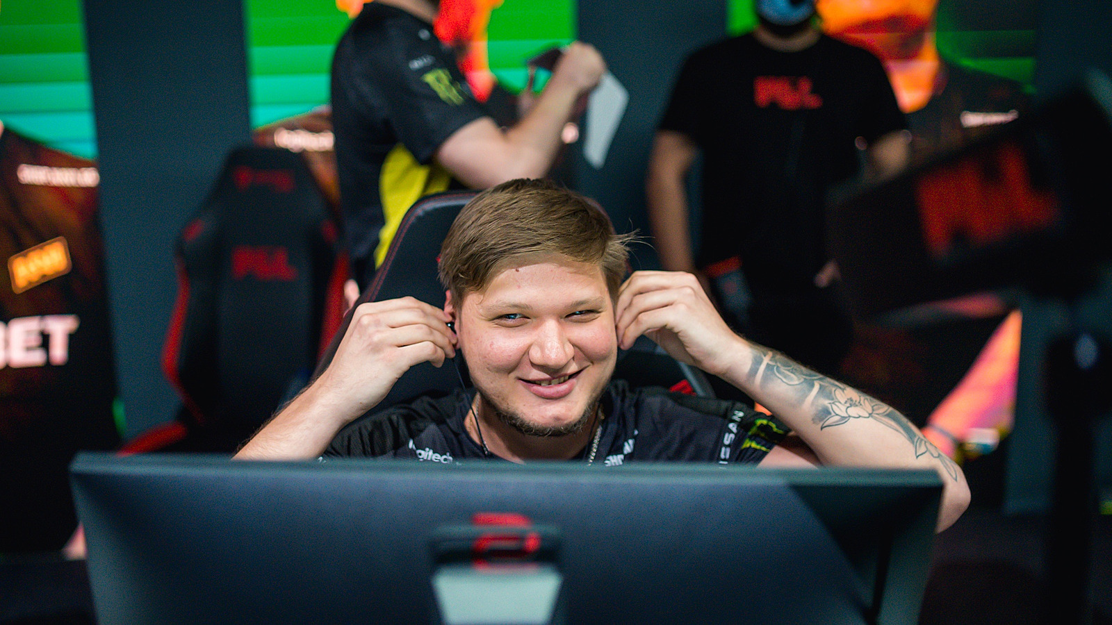 S1mple: «Начинаем фиксить инпут лаг. Заказываем новый ПК» — Escorenews