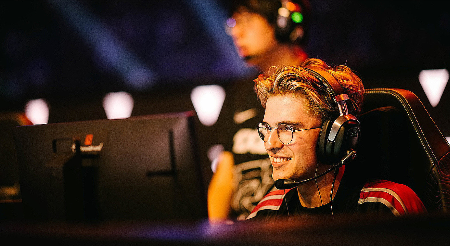 Girl in headphones. музыкальная глухота синие женщины. красивая девушка в наушниках. ребенок с наушниками. включить музыку наушники.