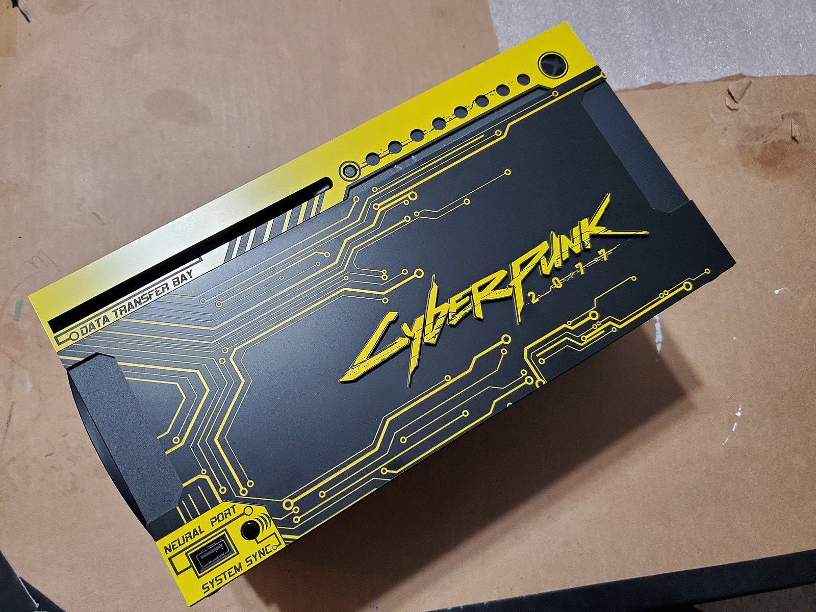 Энтузиаст стилизовал Xbox Series X под Cyberpunk 2077 — Escorenews