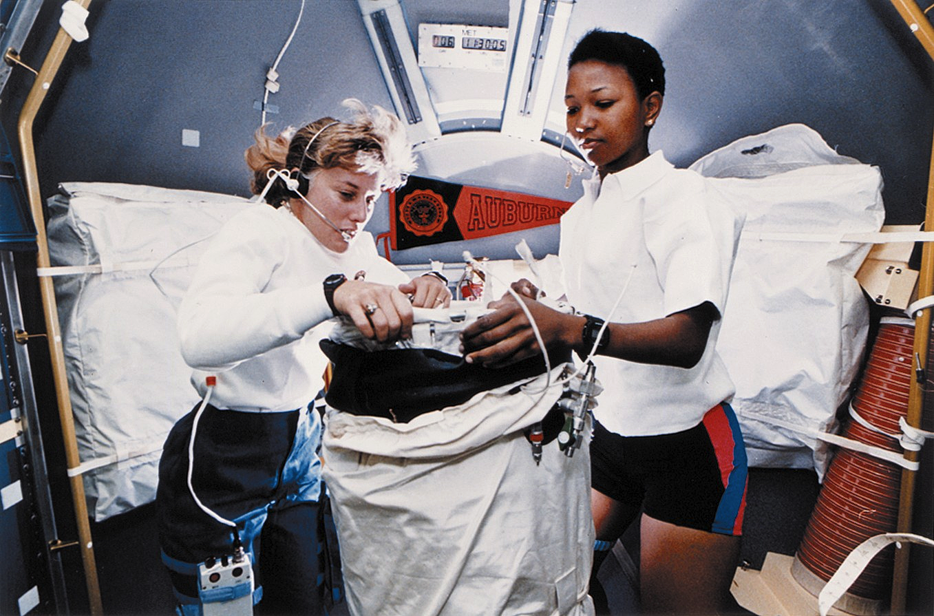 Про женщину в наса. Мэй Кэрол джемисон. Мэй джемисон астронавт. Мей дженисон американская астронавтка.